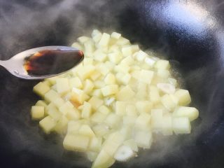 10、#圆土豆# 蒜子烧土豆,沿锅边烹入1勺醋。