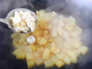 13、#圆土豆# 蒜子烧土豆,放入蒜片。