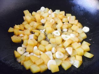 14、#圆土豆# 蒜子烧土豆,翻炒均匀，中火烧至熟。