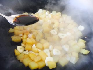 15、#圆土豆# 蒜子烧土豆,再烹入1勺醋。