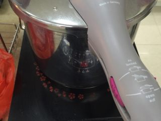 2、绿豆糕,放入高压锅上汽后压八分钟