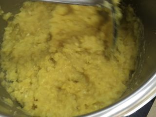 3、绿豆糕,放汽后，压绿豆成泥