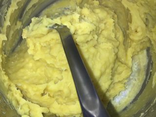 4、绿豆糕,加入白糖，不停的炒，用小火压至成泥，至收干