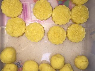 5、绿豆糕,待绿豆泥冷切，柔成圆