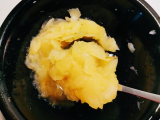 7、苹果饼,用勺子碾压成泥