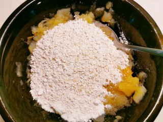 10、苹果饼,放入苹果泥里