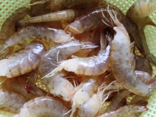 1、茄汁煨对虾,对虾去头，去肠线，洗净沥干水分