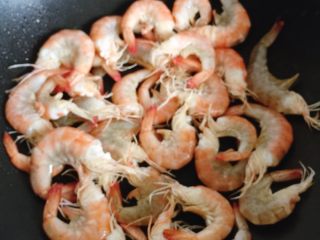 3、茄汁煨对虾,倒入对虾翻炒至熟