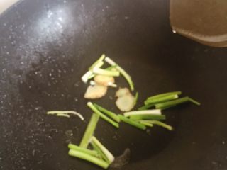 5、茄汁煨对虾,再起油锅，爆香葱、姜