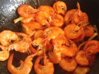 7、茄汁煨对虾,倒入对虾，让番茄酱均匀包裹住对虾即可。