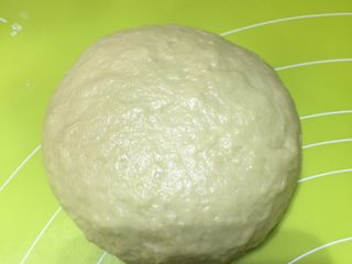 1、火龙果抹茶饼,发酵粉、高筋面粉、白砂糖、抹茶粉、牛奶调和，揉至表面光滑，富有弹性，加入黄油继续揉，揉至面可以拉成薄膜的扩展阶段即可，放置，进行基础发酵。