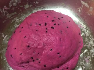 2、火龙果抹茶饼,发酵粉、高筋面粉、白砂糖、火龙果（果肉直接放进去）调和，揉至表面光滑，富有弹性，加入黄油继续揉，揉至面可以拉成薄膜的扩展阶段即可，放置，进行基础发酵。