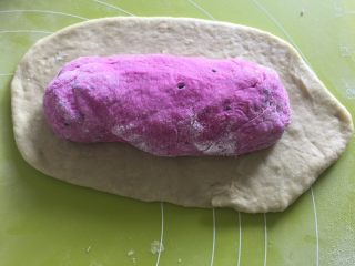 4、火龙果抹茶饼,这样，把火龙果面团揉成圆柱形，包进去