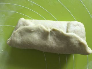 5、火龙果抹茶饼,轻揉成圆柱