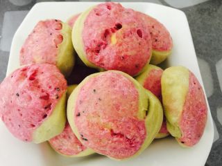 8、火龙果抹茶饼,表面刷上全蛋液，上下火180度15分钟，出炉！