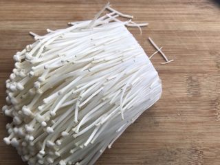 2、暖心快手汤，西红柿金针菇肥牛汤,金针菇切去尾，洗净备用。