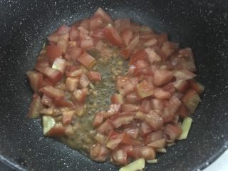 8、暖心快手汤，西红柿金针菇肥牛汤,再倒入西红柿粒。