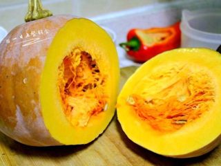 1、南瓜焖饭,选这种黄南瓜，青南瓜适合清炒。