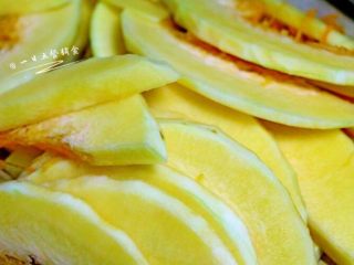 2、南瓜焖饭, 南瓜切成0.2cm左右的薄片，姜切成颗粒。