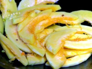 4、南瓜焖饭,加入南瓜继续翻炒至微微缩水。