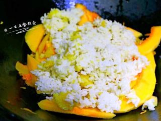 5、南瓜焖饭,关小火，把米饭盖在南瓜上，加水盖过南瓜，大火把水煮开以后，转中小火把水烧干。