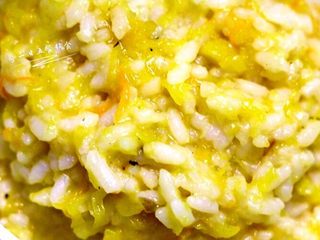 6、南瓜焖饭,1岁以上宝宝可以撒点盐，用锅铲把南瓜和米饭混合起来。