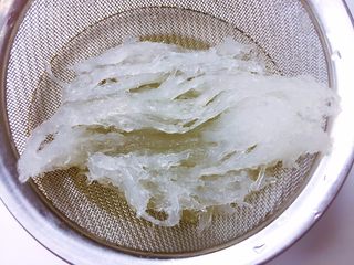 3、 香橙燕窝,将燕窝顺纹理撕开~撕成一条条的，备用
