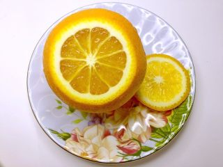 4、 香橙燕窝,将一个香橙把顶部切下做成香橙盅 盖子留着备用