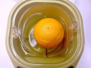 7、 香橙燕窝,将橙子扣好隔水炖40分钟（也可以用蒸锅蒸）