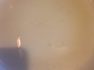 4、清炒平菇,如图加很少量淀粉在加适量盐胡椒粉 白砂糖 搅拌均匀倒入锅中翻炒均匀起锅