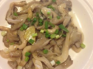 5、清炒平菇,如图起锅撒葱花