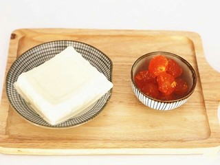 1、蟹黄豆腐,准备好食材。（超市有卖的）