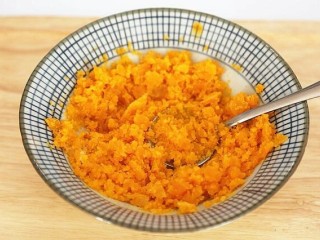 3、蟹黄豆腐,蛋黄蒸好后用勺子捣碎，越碎越好。