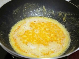 7、蟹黄豆腐,锅中加入适量清水。