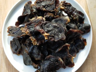 1、美味酸萝卜炒腊鸭心,“妈妈牌”腊鸭心。