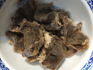 2、美味酸萝卜炒腊鸭心,腊鸭心，洗净，温水泡一会。