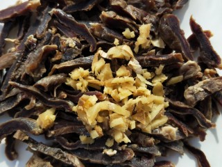 4、美味酸萝卜炒腊鸭心,切姜末。