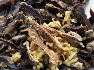 5、美味酸萝卜炒腊鸭心,放陈皮丝。