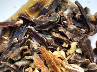 6、美味酸萝卜炒腊鸭心,加料酒，上笼蒸熟。