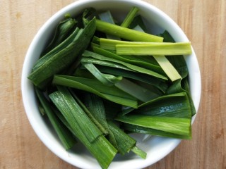 7、美味酸萝卜炒腊鸭心,蒸的同时，把蒜苗洗净，切去根须，切小寸段，备用。