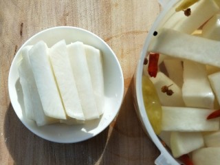 9、美味酸萝卜炒腊鸭心,取一碟酸萝卜出来。