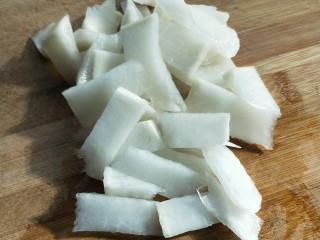 10、美味酸萝卜炒腊鸭心,改刀，备用。