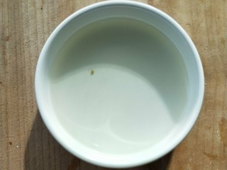 12、美味酸萝卜炒腊鸭心,舀三勺野山椒水。