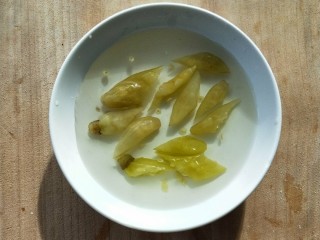 13、美味酸萝卜炒腊鸭心,野山椒改刀，改完刀直接放野山椒水中。