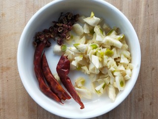 14、美味酸萝卜炒腊鸭心,准备干辣椒、花椒、蒜末。