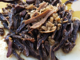 15、美味酸萝卜炒腊鸭心,蒸好的腊鸭心从锅中取出。