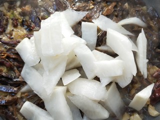 18、美味酸萝卜炒腊鸭心,倒入酸萝卜翻炒。