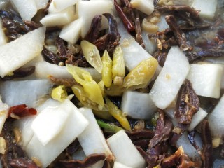 19、美味酸萝卜炒腊鸭心,放野山椒，倒入野山椒水，继续翻炒，让腊鸭心再次入味。