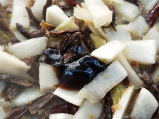 20、美味酸萝卜炒腊鸭心,加适量蚝油、鸡精，依旧个人口味再加适量盐调味。