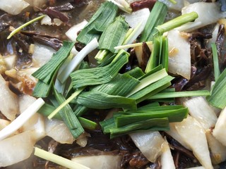 21、美味酸萝卜炒腊鸭心,撒蒜苗。